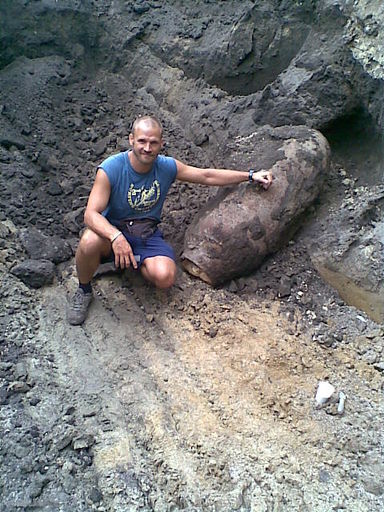 Tölgyesi-Krisztián-bombát-talált-a-XIII-kerületi-autószervizében-2008-ban-13-ker-angyalföld-autójavító - 480x640 pixel - 121365 byte